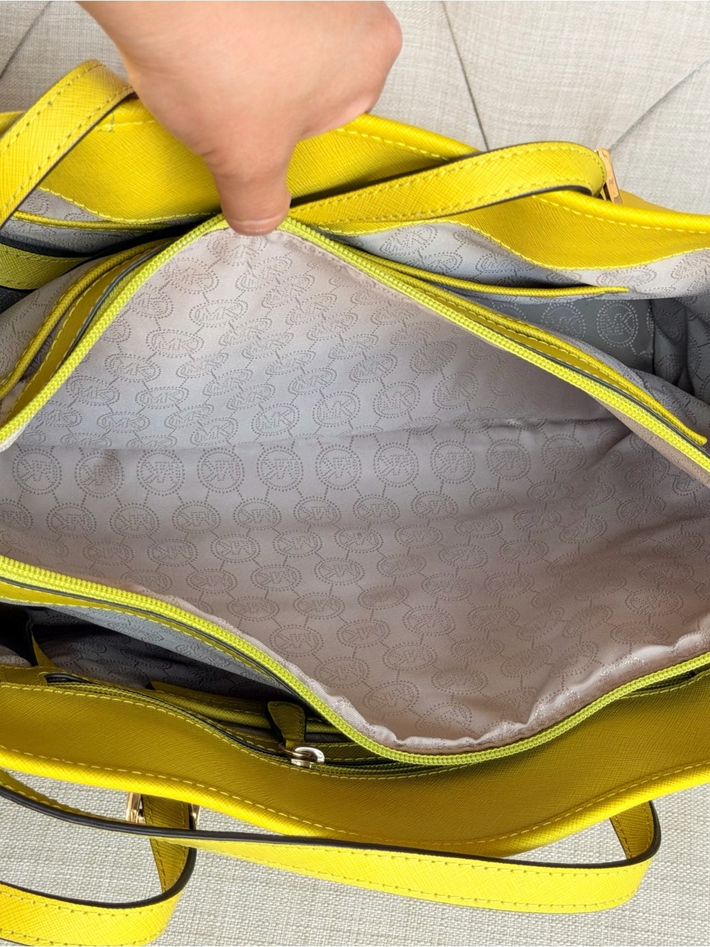 Michael Kors Lime Yellow Tote Bag - Saffiano Leather - Picture 16 of 17